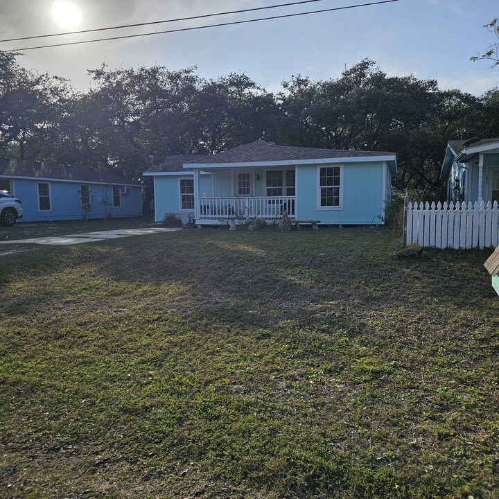 1205 N Verne St in Rockport, TX - Building Photo