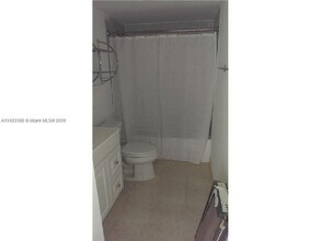 401 Golden Isles Dr, Unit 1011 in Hallandale Beach, FL - Building Photo - Building Photo