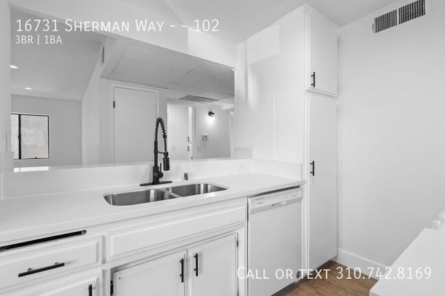 16731 Sherman Way in Los Angeles, CA - Building Photo - Building Photo