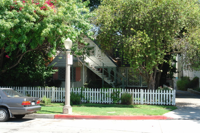 14943-14945 Dickens St in Sherman Oaks, CA - Building Photo - Building Photo