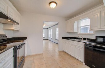 5319 Bell St in Houston, TX - Foto de edificio - Building Photo