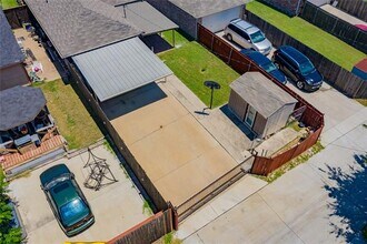 1175 Meadows Dr in Grand Prairie, TX - Building Photo - Building Photo