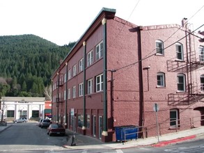 Travelers Hotel in Dunsmuir, CA - Building Photo - Building Photo