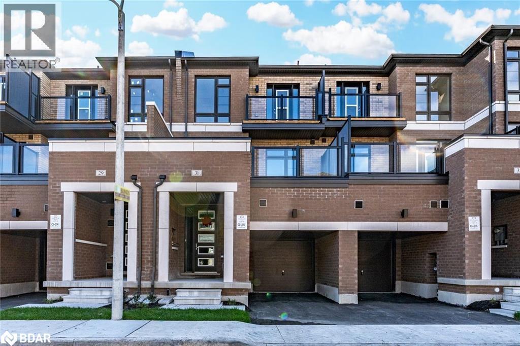 31 Bluebird Ln in Barrie, ON - Building Photo