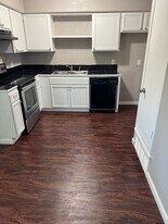 357 NW Newton Dr, Unit Apartment 14 in Burleson, TX - Building Photo