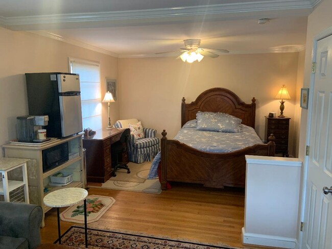 5804 Searl Ter, Unit Private Primary Suite