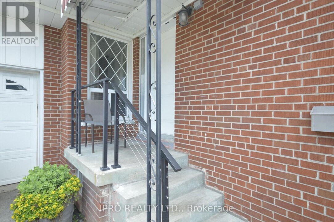 23 Bairstow Crescent in Toronto, ON - Building Photo