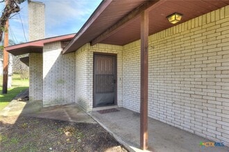 818 Lois St in Kerrville, TX - Foto de edificio - Building Photo