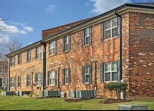 319 Blair Ct in Louisville, KY - Building Photo - Building Photo