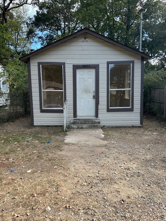 2623 Regent St in Shreveport, LA - Foto de edificio