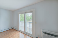 Les Chateaux Apartments in Warwick, RI - Building Photo - Interior Photo