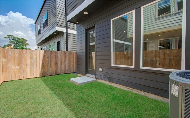2626 W Tidwell Rd in Houston, TX - Building Photo - Building Photo