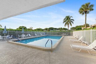 1060 Homewood Blvd, Unit J102 in Delray Beach, FL - Building Photo