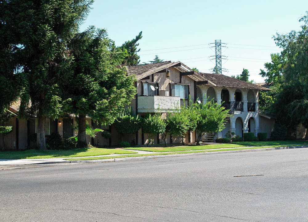 1670 W Ashlan Ave in Fresno, CA - Building Photo