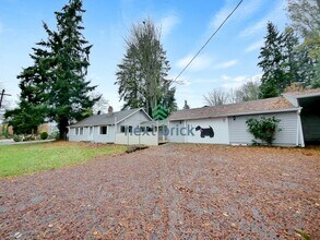 17205 Spruce Way in Lynnwood, WA - Building Photo - Building Photo