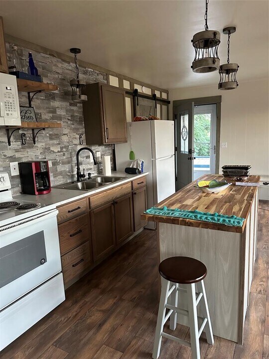 161 Alexander Dr in Tow, TX - Building Photo