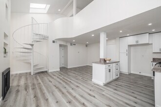 825 S. Hobart Blvd. in Los Angeles, CA - Building Photo - Interior Photo