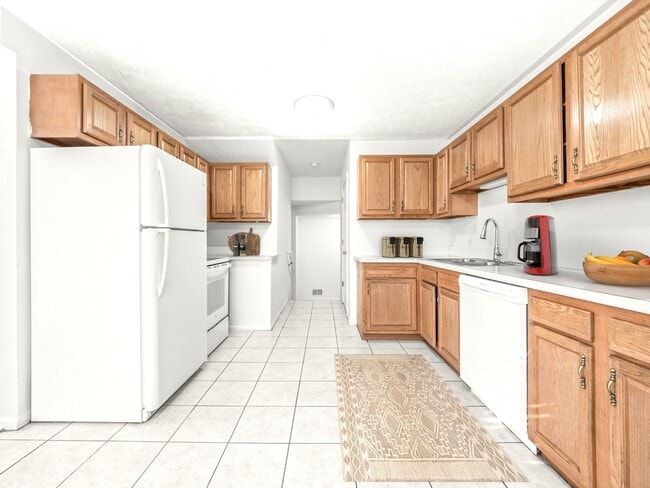 2 Bed / 2 Bath Sterling Heights Townhome - Awesome Home, even Better Location