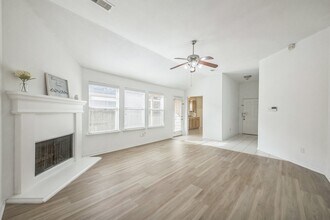 5751 Wandering Creek Dr in Richmond, TX - Building Photo - Building Photo