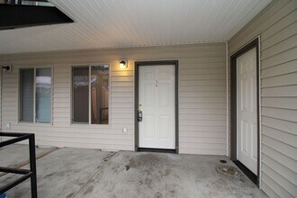 8102 SE Lambert St in Portland, OR - Building Photo - Building Photo