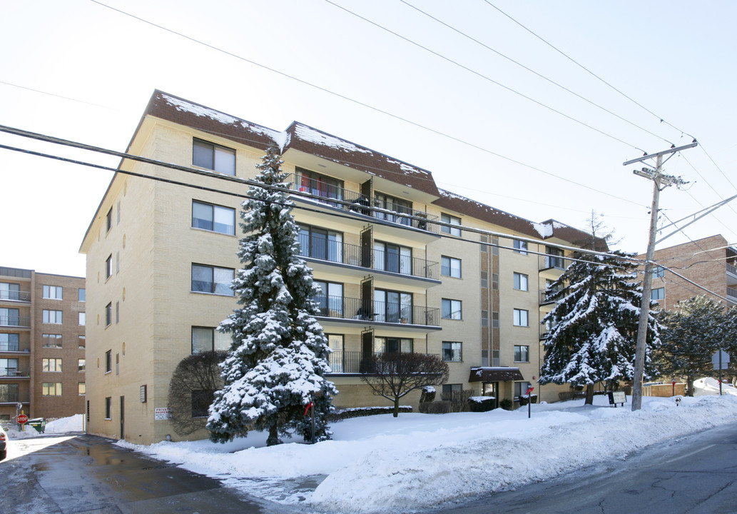 Pearson Point in Des Plaines, IL - Building Photo