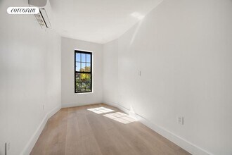 266 Stagg St in Brooklyn, NY - Foto de edificio - Building Photo