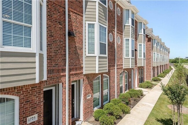 August 2026 Pre-lease! Gorgeous 4 Bed, 4.5 Bath in Beautiful Lakeridge! in College Station, TX - Building Photo - Building Photo