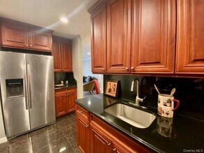 60 Adams Way in Sayville, NY - Building Photo - Building Photo