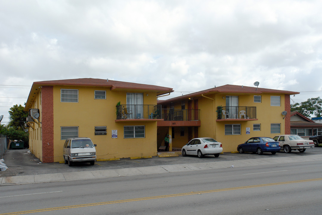 165 E 9th St in Hialeah, FL - Foto de edificio