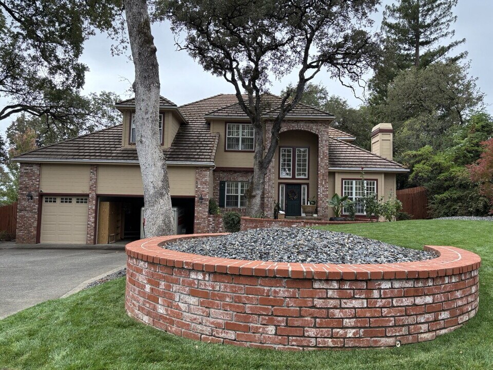 740 Oak Crest Cir in Placerville, CA - Foto de edificio