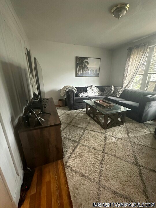 1615 Commonwealth Ave in Boston, MA - Building Photo