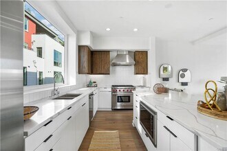 1054 Joels Pl in Los Angeles, CA - Building Photo - Building Photo