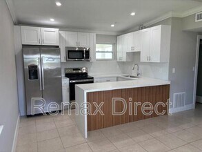 5580 Honeysuckle Dr in West Palm Beach, FL - Building Photo - Building Photo