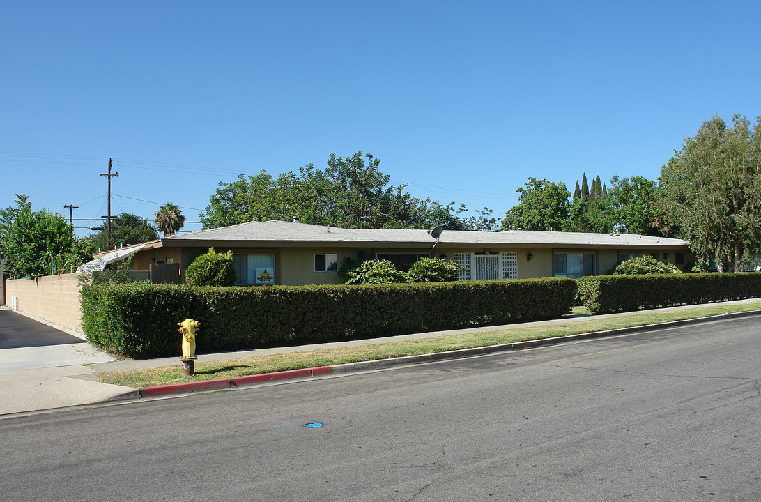 2102 E Westport Dr in Anaheim, CA - Foto de edificio