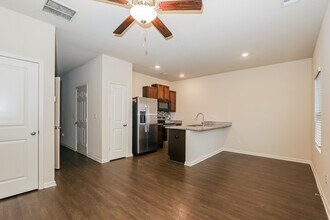 1010 Highwood Ln in East Point, GA - Foto de edificio - Building Photo