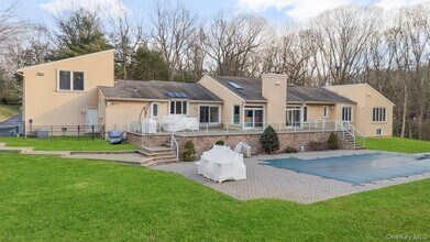 90 Rodeo Dr in Syosset, NY - Building Photo - Building Photo