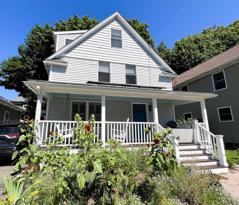 7 Willow St in Milford, CT - Building Photo