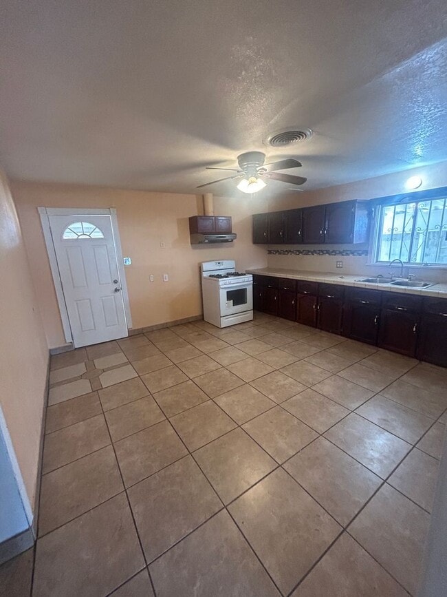 301 San Lucas St in Mc Farland, CA - Building Photo - Building Photo