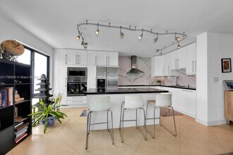 1600 S Bayshore Ln in Miami, FL - Building Photo - Building Photo
