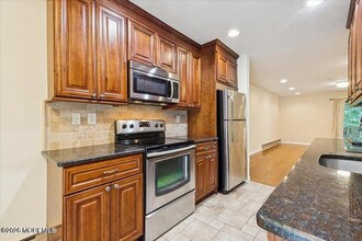 70 Overlook Way in Englishtown, NJ - Foto de edificio - Building Photo