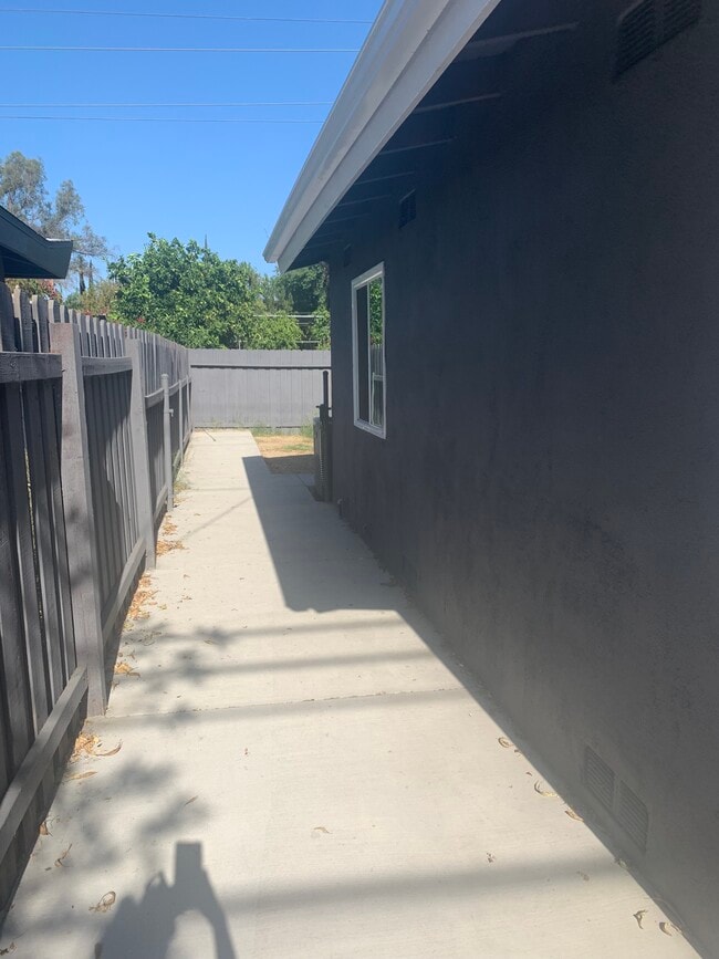 7024 Wilbur Ave in Reseda, CA - Building Photo - Building Photo