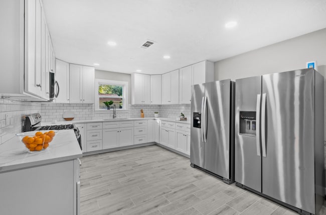 8050 Tavenor Ln in Houston, TX - Building Photo - Building Photo