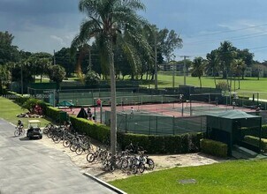 9423 S Hollybrook Lake Dr in Pembroke Pines, FL - Building Photo - Building Photo