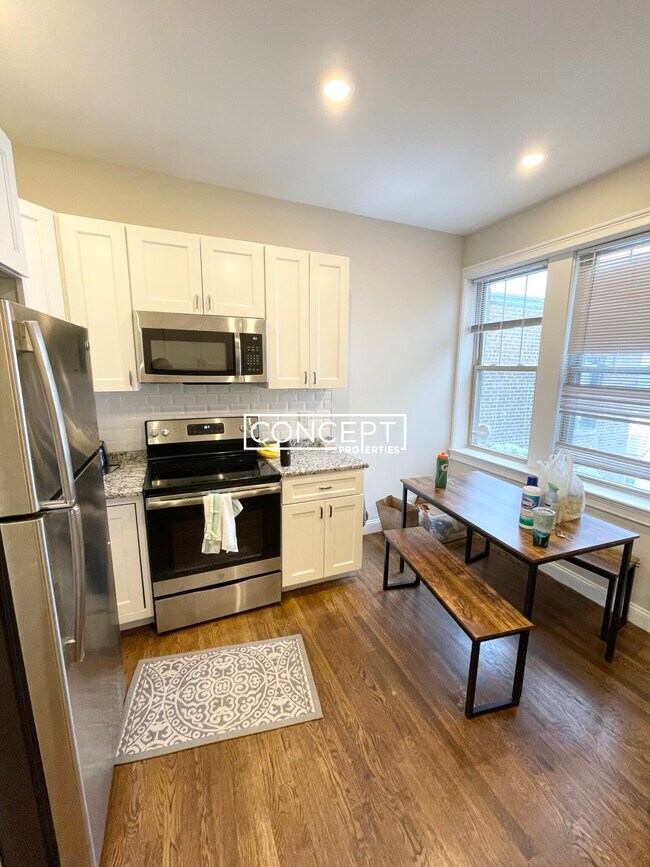 2017 Commonwealth Ave, Unit 5 in Boston, MA - Building Photo - Building Photo