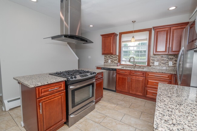 75 Gladstone St in Cranston, RI - Building Photo - Building Photo