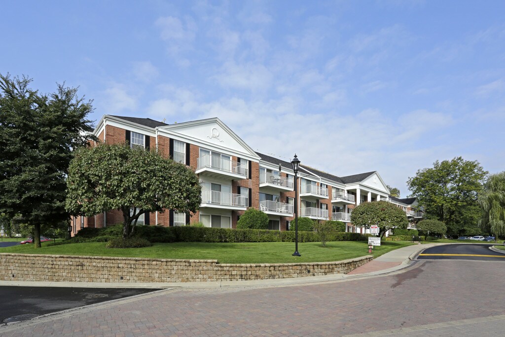 Versailles on the Lakes Oakbrook* Oakbrook Terrace, IL Apartments