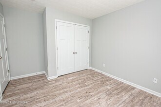 418 Eagle Pointe Dr in Louisville, KY - Building Photo - Building Photo