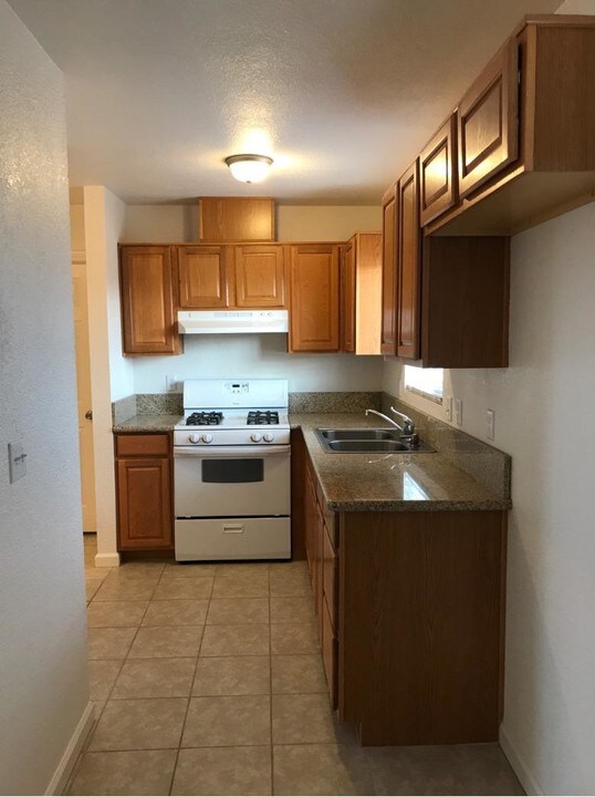 16784 Sultana St-Unit -12 in Hesperia, CA - Building Photo