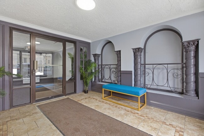 1050 W George St, Unit 206 in Chicago, IL - Building Photo - Building Photo