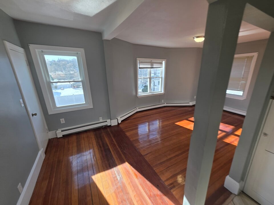 14 Seagirt Ave, Unit 1 in Saugus, MA - Foto de edificio